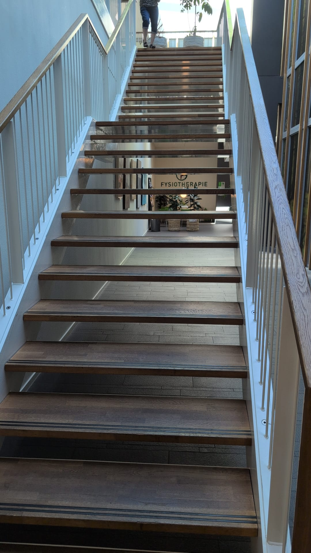 Schone houten trap in een modern bedrijfsgebouw